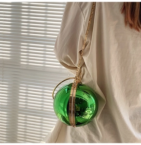 Borsa da sera sferica verde metallizzato con manico dorato e tracolla a catena