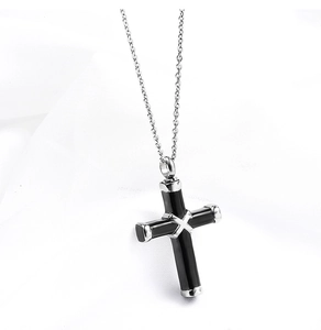 Detailaufnahme der Kreuz-Urnenkette aus Edelstahl mit poliertem schwarzem Inlay-Finish