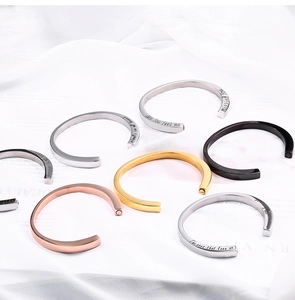Gepolijste C-vormige armbanden van roestvrij staal met gravure in vier verschillende kleuren