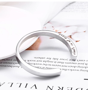 Detailopname van de altijd in mijn hart gravure op de geborstelde titanium armband