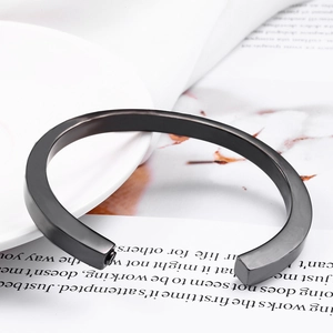 Minimalistische zwarte roestvrijstalen open armband met een matte afwerking