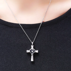 Collana a cuore e croce in argento con zirconia indossata da una modella donna
