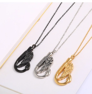 Drei Engelsflügel-Ascheanhänger aus Edelstahl in Schwarz, Silber und Gold-Finish