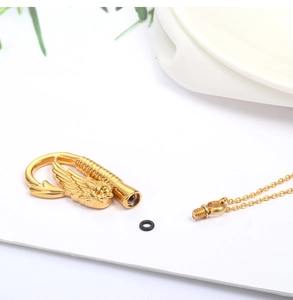 Detailaufnahme des goldenen Schraubverschlusses für den hohlen Engelsflügel-Anhänger