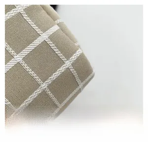 Vue macro de la texture du tissu en nylon tissé à carreaux kaki avec détails fins