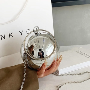 Borsa da sera sferica argentata con manici in metallo e tracolla a catena stile moderno