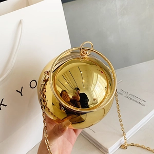 Elegante borsa da sera sferica dorata con manico rotondo in metallo e catena