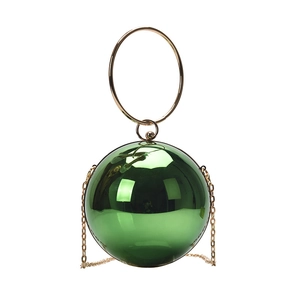 Borsa da sera sferica verde scuro con manico circolare dorato e tracolla a catena