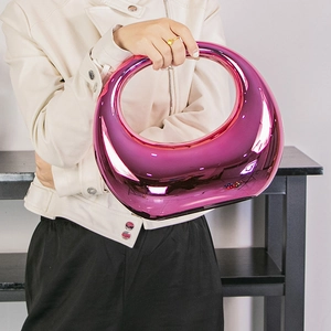 Sac à main moderne en forme de croissant rose métallique avec poignée anneau ovale