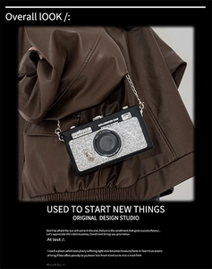 Dettaglio borsa a tracolla vintage a forma di fotocamera con strass e catena metallica