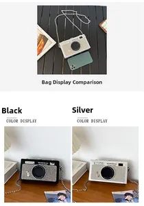 Dettaglio delle borse a tracolla a forma di fotocamera vintage in nero e argento con catena