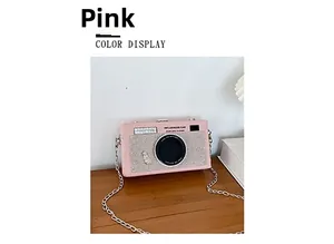 Dettaglio borsa a tracolla rosa a forma di macchina fotografica con glitter e catena
