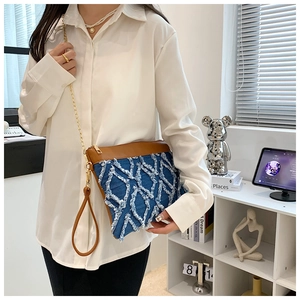 Détails du sac bandoulière en denim bleu avec franges blanches et chaîne dorée chic