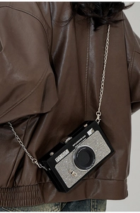 Dettaglio della borsa a tracolla creativa a forma di fotocamera vintage con glitter argento
