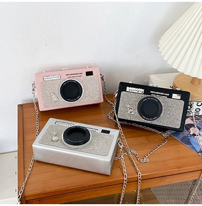 Borse a tracolla a forma di fotocamera con cristalli e catena in tre colori