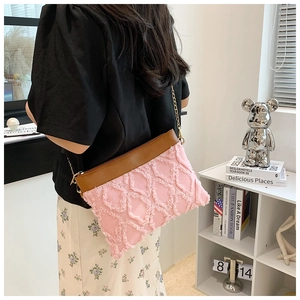 Sac bandoulière en tissu rose matelassé avec garniture en cuir brun et chaîne dorée