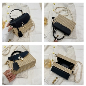 Viste dettagliate di una borsa in paglia intrecciata con finiture in pelle nera e fibbia oro