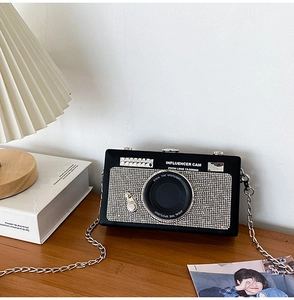 Dettaglio della borsa a tracolla vintage a forma di fotocamera con strass argentati