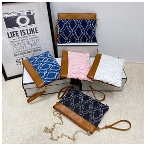 Détails de pochettes enveloppes en denim matelassé avec franges et dragonnes en cuir
