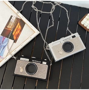 Dettaglio di borse a tracolla vintage a forma di macchina fotografica con strass brillanti