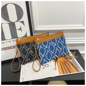 Détail des sacs bandoulière en denim matelassé avec garniture en cuir noir et bleu