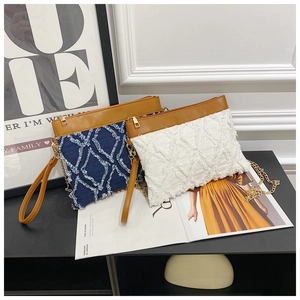 Détails de pochettes enveloppes en denim bleu et tissu blanc à chaîne et bordure cuir
