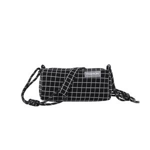 Sac bandoulière cylindrique minimaliste en nylon à carreaux noir et blanc avec corde