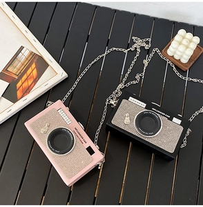 Dettagli di borse a forma di fotocamera vintage con strass scintillanti e catene d'argento