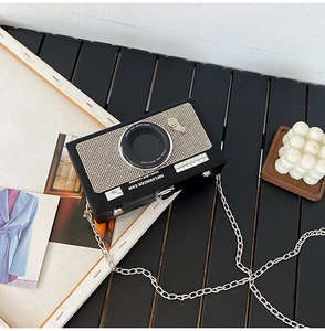 Dettaglio della borsa creativa a forma di fotocamera retrò con tracolla a catena