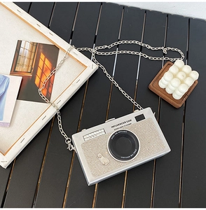 Dettaglio macro della borsa a fotocamera in paillettes argento con catena metallica