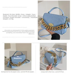 Größenvergleich und Spezifikationen der hellblauen PU-Handtasche mit goldener Kette