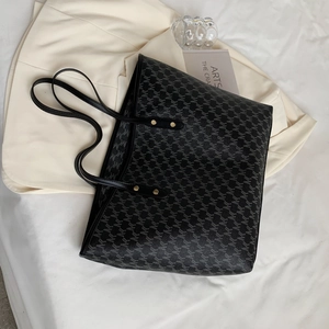 Schwarze Monogramm Shopper Detailansicht, grosse Pendler Handtasche mit doppelten Henkeln.
