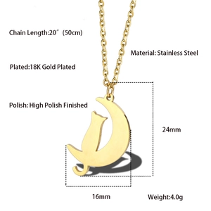 Détail macro du pendentif lune chat doré avec dimensions et infos sur l'acier 18 carats