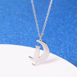 Collier en acier inoxydable argenté avec pendentif minimaliste chat assis sur un croissant de lune