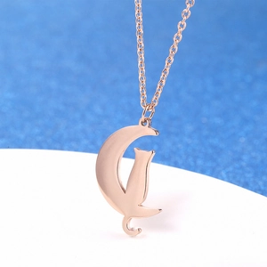 Collier en or rose avec pendentif lune et silhouette de chat sur fond bleu