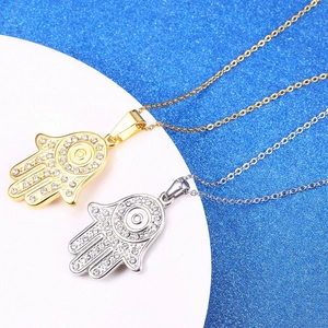Collier Main de Fatma en finition or et argent avec des pierres de zircone brillantes