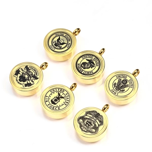 Polierte Urnen-Anhänger aus Gold-Edelstahl mit Militär- und Polizeiemblemen