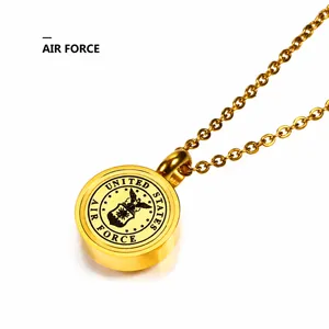 Detailaufnahme des goldenen US Air Force Edelstahl-Anhängers mit militärischem Emblem