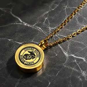 Detailansicht der goldenen USMC Emblem-Halskette mit polierter Oberfläche