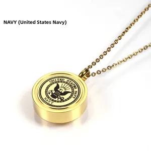 Nahaufnahme des goldenen Marine-Urnenanhängers aus Edelstahl mit US Navy-Siegelgravur