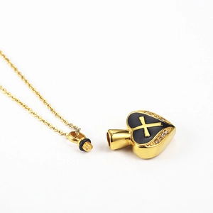 Dettaglio collana urna cuore in acciaio dorato con pendente croce nera