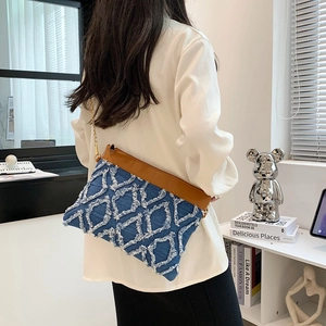 Sac bandoulière en denim bleu à motif losanges effilochés et chaîne dorée pour femme