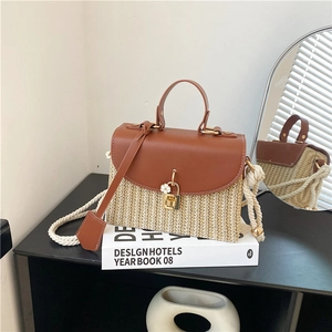 Borsa a mano in paglia intrecciata con patta in pelle marrone e lucchetto dorato