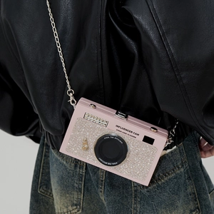 Borsa a tracolla rosa a forma di fotocamera con strass luccicanti e catena metallica