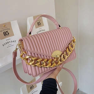 Rosa gesteppte Lederhandtasche mit goldener Kette und verstellbarem Schultergurt
