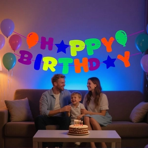 Striscione fluorescente Happy Birthday in feltro in una scena di festa di famiglia