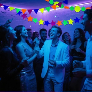 Ghirlande per feste al neon con stelle e triangoli sotto la luce nera UV