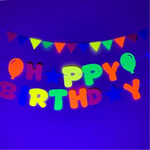 Striscione fluorescente HAPPY BIRTHDAY che brilla sotto la luce nera UV party