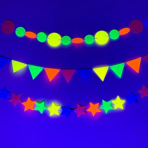 Set di striscioni neon con stelle e cerchi fluorescenti su sfondo blu scuro profondo