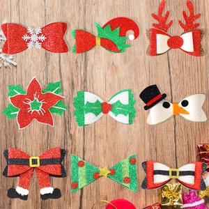 Détail de neuf nœuds papillon pailletés de Noël pour animaux avec des motifs festifs